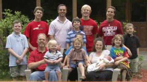 Gia đình có tới 12 cậu con trai