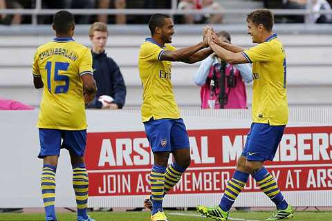 walcott ăn mừng bàn thắng cùng ramsey