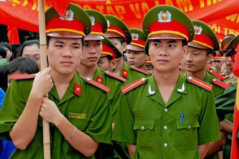 con chiến sĩ công an được miễn học phí