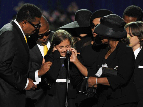 Con gái Michael Jackson cắt tay tự tử