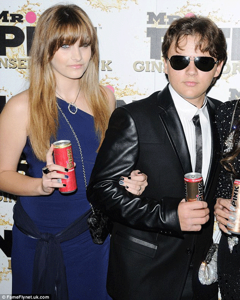 Con gái Michael Jackson kêu cứu bằng cách tự tử