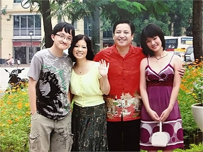 NSƯT Chí Trung và NSƯT Ngọc Huyền có hai người con, cậu con trai vẫn đang đi học tại một trường ĐH Quốc tế trong TP.HCM. 