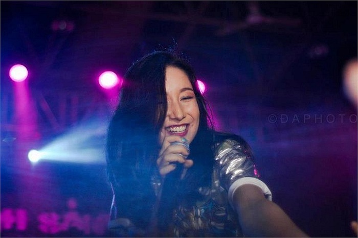 Anna Trương rạng rỡ khi biểu diễn trên sân khấu.