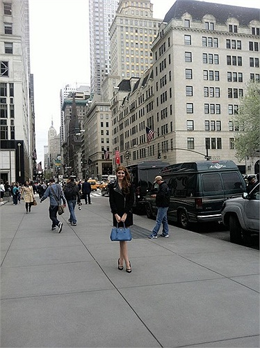 Andrea đã có mặt tại New York để ghi hình cho Đêm hội chân dài 7 của ông bầu Vũ Khắc Tiệp.