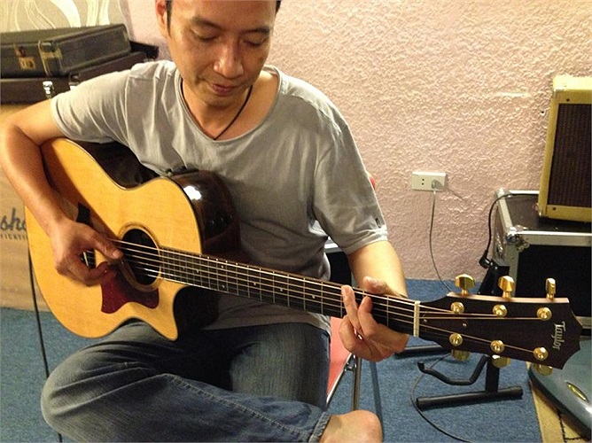 Trương Anh Quân bên cây guitar mới được sửa.