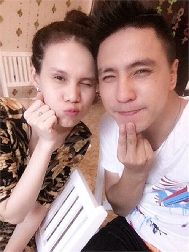 Thụy Anh bên Tăng Nhật Tuệ.