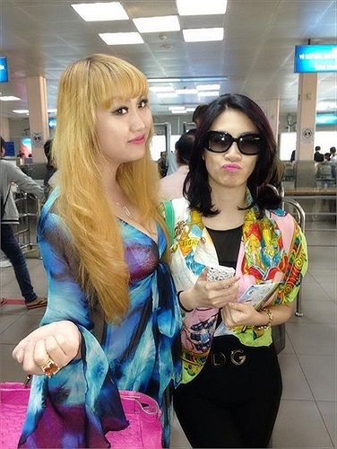 Phi Thanh Vân luôn tranh thủ khoe làn da mới được tắm trắng bóc và phong cách thời trang cực 'sến' của mình.