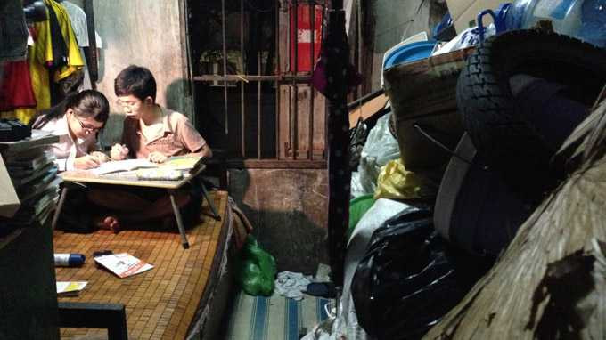 Việt Thắng chỉ em học. Căn gác nhỏ xíu bề bộn vỏ xe cũ, chai lọ, quần áo cũ... - của để dành của gia đình -