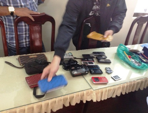 Trần Minh Sang (trái) và Lê Thanh Tùng (phải) tại cơ quan công an