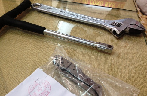 Trần Minh Sang (trái) và Lê Thanh Tùng (phải) tại cơ quan công an