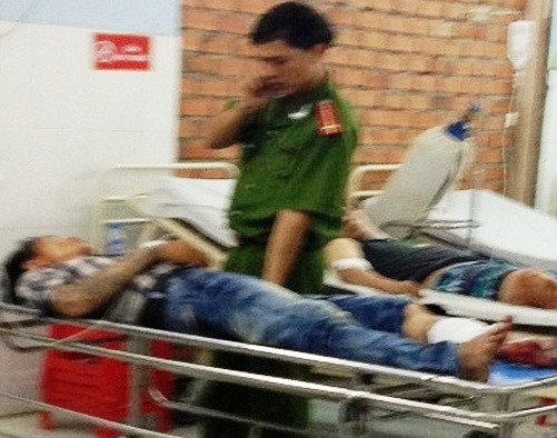 Trần Minh Sang (trái) và Lê Thanh Tùng (phải) tại cơ quan công an