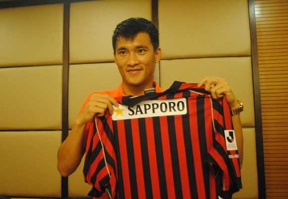 Cong Vinh khoac ao Sapporo