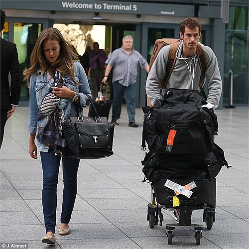 Andy Murray cùng người yêu trở lại Anh sau thất bại ở giải Mỹ mở rộng.