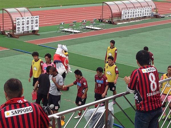 Fan Consadole Sapporo nán lại sân để chúc mừng đội nhà chiến thắng. Công Vinh nhận được rất nhiều sự quan tâm của CĐV xứ sở mặt trời mọc.