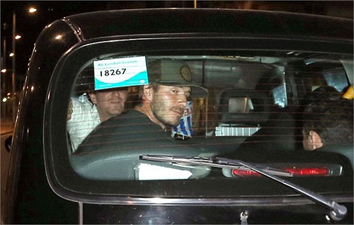 Vợ đi New York, Beckham tranh thủ ở nhà đàn đúm cùng cánh bạn bè