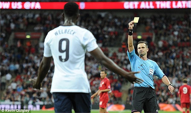 Welbeck phải nghỉ thi đấu trận gặp Ukraina sau khi nhận thẻ vàng vì lỗi đá bóng sau khi trọng tài thổi còi. Ban lãnh đạo tuyển Anh phản ứng rất dữ dội sau tình huống này.