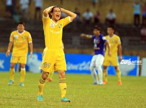 Công Vinh chưa thể chạm được cột mốc 100 bàn tại V-League (Ảnh: Q.M)