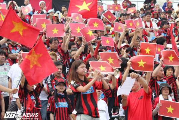 Cổ động viên chào đón Công Vinh