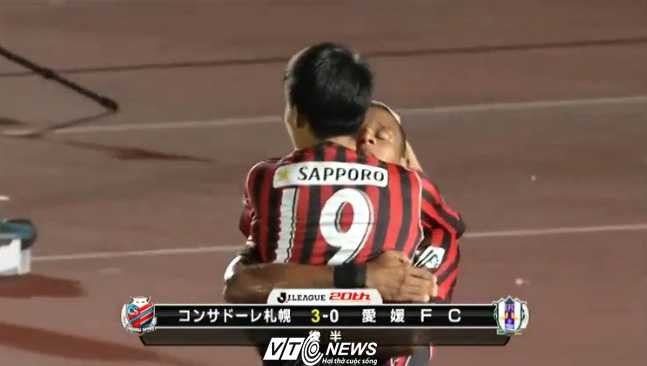 Công Vinh ăn mừng