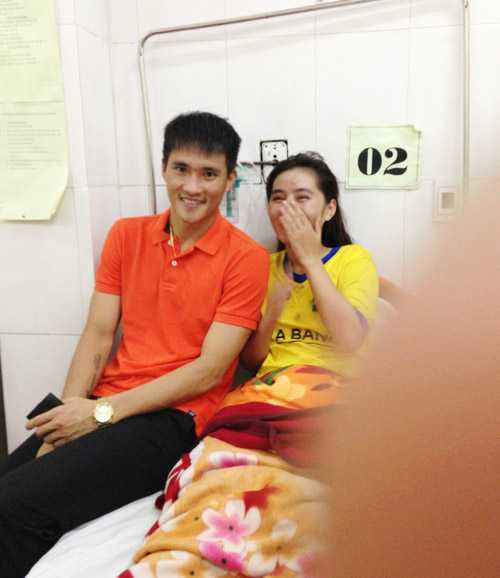 Cổ động viên nữ gượng cười chụp ảnh cùng Công Vinh