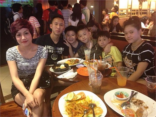 Nghiêm Xuân Tú đưa gia đình vào TP.HCM chơi, kết hợp chuyến thi đấu ở Bình Dương khép lại lượt đi V.League 2013. Ít ai biết rằng Tú là anh trai cầu thủ nhí rất đáng yêu của chương trình 'Lotte - Cầu thủ tí hon 2012 Nghiêm Mạnh Hiếu (thứ 3 từ phải san