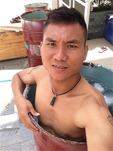 Trương Huỳnh Phú (B.Bình Dương) không đi biển nhưng có cách nghỉ dưỡng hài hước. Anh ngâm mình vào thùng phi đầy đá lạnh để giải nhiệt cái nóng mùa hè.