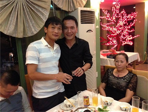 Là đôi bạn thân thiết ở Sông Lam Nghệ An và Hà Nội T&T, Hồng Tiến (trái) luôn dành thời gian rảnh để tụ tập cùng thủ môn Dương Hồng Sơn.