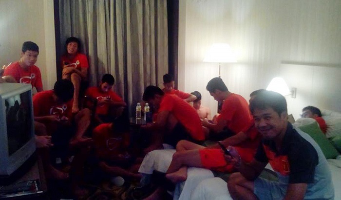 Sau khi nhập phòng, các chàng trai U19 Việt Nam rất 'thèm' được cập nhật thông tin và liên lạc với mọi người ở quê nhà. Tuy nhiên, việc kết nối wi-fi ở khách sạn Grand Blue Wave là chuyện không đơn giản.