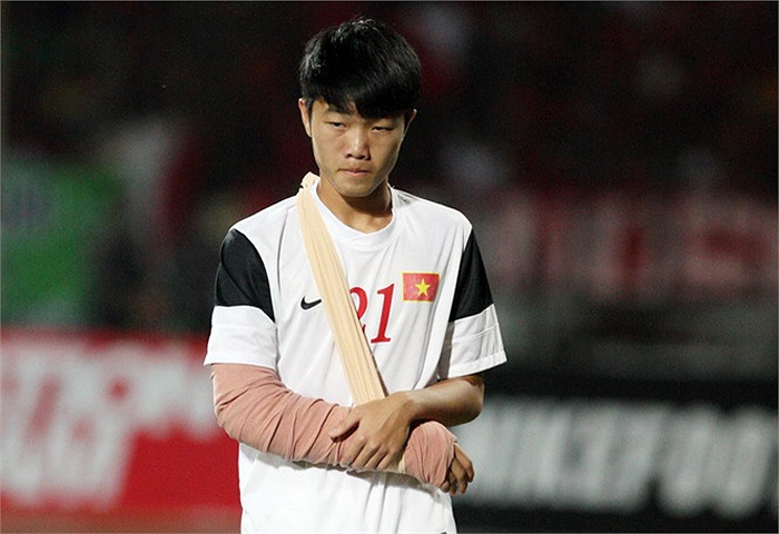 Tiền vệ đội trưởng U19 Việt Nam Lương Xuân Trường đã bị rạn xương cổ tay sau trận đấu với U19 Myanmar ở giải U19 Đông Nam Á và phải nghỉ thi đấu kể từ đó đến nay.