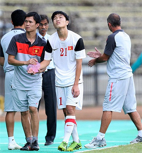 Tuy nhiên, Xuân Trường có thể ra sân ngay trận đầu tiên của U19 Việt Nam ở vòng loại U19 châu Á hay không sẽ do bác sĩ của ĐT quyết định. Nhiều khả năng tiền vệ quê Tuyên Quang này sẽ xung trận ngay từ đầu.