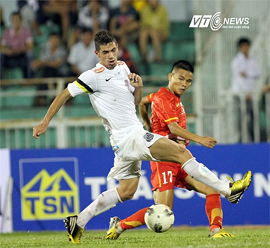 Và lập tức, anh được gọi bổ sung cho ĐTVN thay tiền vệ Lê Tấn Tài bị chấn thương, chuẩn bị cho những trận đấu còn lại ở vòng loại Asian Cup 2015.