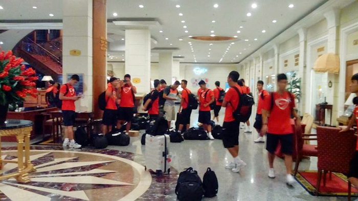 U19 Việt Nam có mặt tại Grand Blue Wave trong sự háo hức.