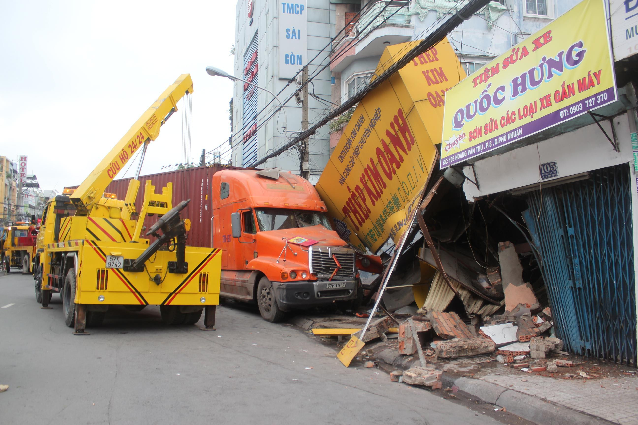 TP.HCM, container, đại náo, nhà dân, Phú Nhuận, Hoàng Văn Thụ