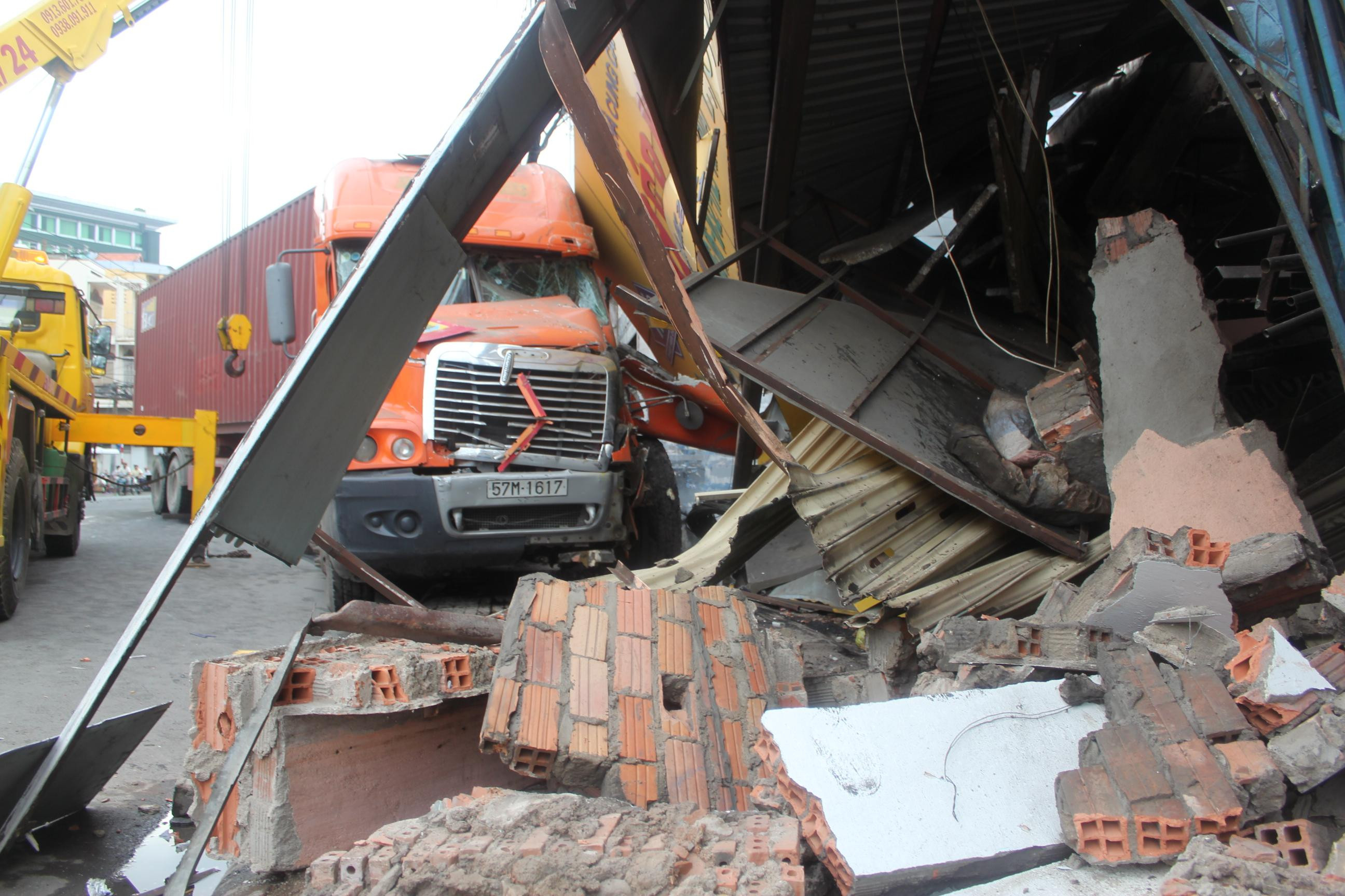 TP.HCM, container, đại náo, nhà dân, Phú Nhuận, Hoàng Văn Thụ