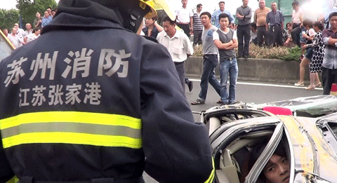 cảnh tượng cô gái mắc kẹt trong chiếc ô tô