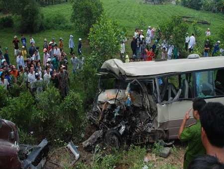 Container tông xe khách, 14 người thương vong
