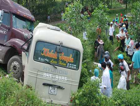Container tông xe khách, 14 người thương vong