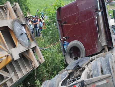 Container tông xe khách, 14 người thương vong