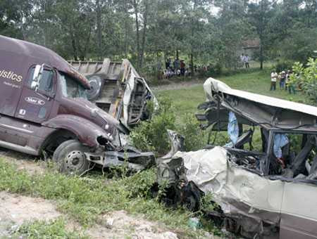 Container tông xe khách, 14 người thương vong
