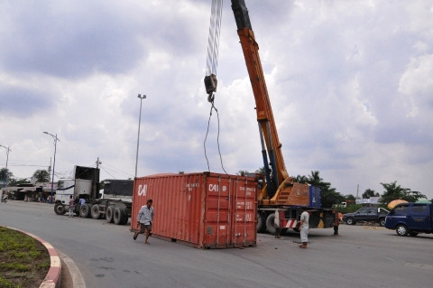 TP.HCM, container, thùng container, rơ moóc, doạ, ngưoời đi đường, vòng xoay Mỹ Thuỷ, quận 2