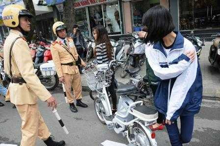 CSGT dừng xe vi phạm