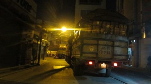 xe tai nang, hoa hong, cho hoa Ho Thi Ky.