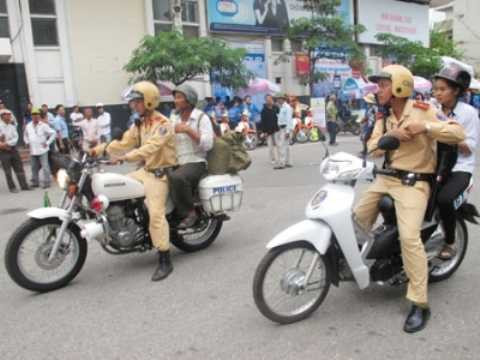 CSGT sửa xe, đi mua xăng giúp sĩ tử đi thi đại học