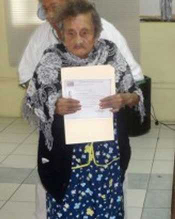 Cụ bà 100 tuổi tốt nghiệp tiểu học