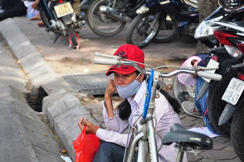 Cụ bà 70 tuổi đưa cháu đi thi Đại học