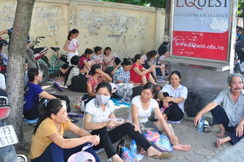 Cụ bà 70 tuổi đưa cháu đi thi Đại học