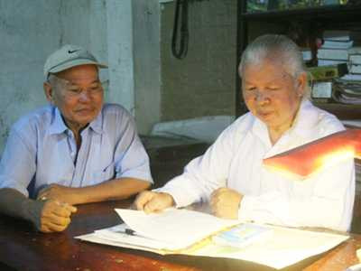 Cụ Hoàng Ân và ông Nguyễn Văn Thành trao đổi bài.