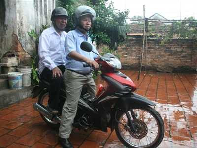 Hai sinh viên U80 chuẩn bị tới trường.