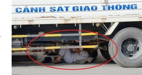 Do quá bức xúc việc xe đẩy đồ của con gái bị thu giữ không được lập biên bản, nên cụ Ninh chui vào gầm xe cảnh sát giao thông để phản đối.