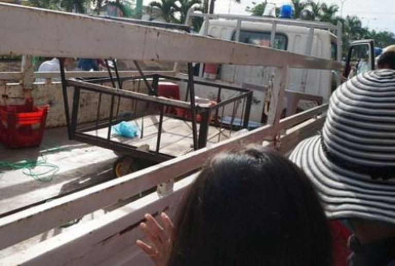 Chiếc xe chở cháo, bàn, ghế của con gái cụ Ninh bị Tổ liên ngành thu giữ bỏ lên xe.